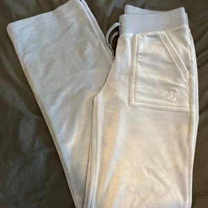 Juicy couture byxor  - Juicy couture byxor i super bra skick, endast använda 3 ggr, i ljusblå och i stl xs🩷skriv gärna vid frågor🩷