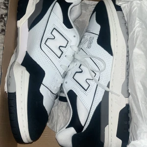New balance 550 - New balance 550 black and white rain cloud. Skorna är i nytt skick och är helt oanvända. Köpte de för 1900 men säljer de för 1000 då inte så många är intresserade av att köpa de trots att de är helt nya.  
