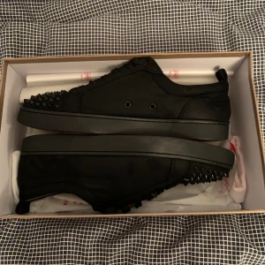 Christian louboutin - Christian Louboutin skor säljer för att dom är för små. Säljer för långt pris för dom är använda och har inget kvitto. Dm för prata pris eller mer bilder.