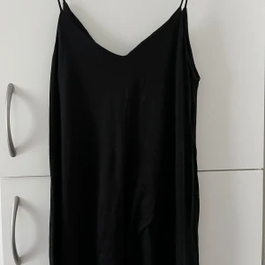 Svart slip-on klänning h&m - Svart slip on klänning från hm i storlek xs
