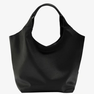 Svart shoppingväska från Pull&Bear - Svart väska från Pull&Bear. Använd men i gott skick som ni kan se. Perfekt som skolväska då den rymmer ganska mycket.  Höjd: 35 cm Längd: 49 cm Vidd: 15.5 cm  ✨