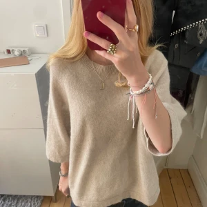 Trekvartsärmad tröja - Jättefin slutsåld trekvartsärmad stickad tröja inifrån other stories🩷🩷🩷 säljer då den inte kommer till användning. Den har inga defekter🩷 köpt för 700kr säljer för mkt billigare!❤️