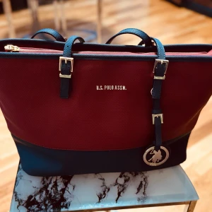 Väska -  Nu jag vill sälja min polo väska jag har ingen användning av det. Jag använde bara en eller två gånger det ser ut helt nyt 