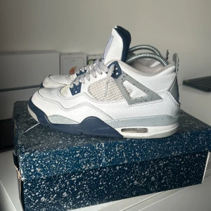 Jordan 4 Midnight navy - Säljer mina Jordan 4 på grund av att dom är för små. skick 6/10, skorna är ganska använda och lite slitna. Skriv privat om du har några frågor. 