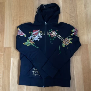 Ed hardy zip up hoodie - En jättecool äkta svart ed hardy zip up hoodie. Står storlek xl men passar som s. Skriv för fler bilder eller om du har frågor🩷