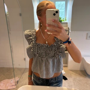 Supergullig topp💞 - Säljer denna suuuper gulliga, rutiga och trendiga toppen💞 Storleken är oklar men skulle säga S💞