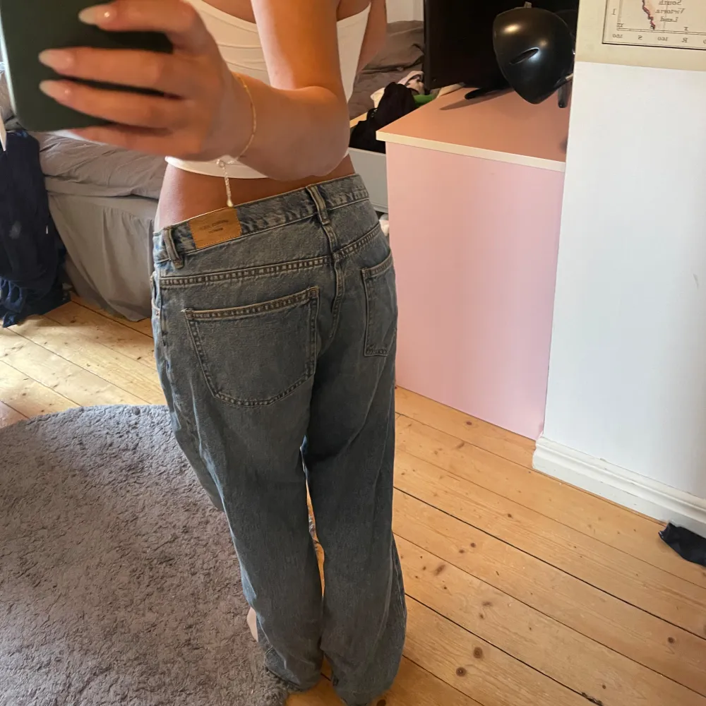 Blå jeans med medelhög midja. Jeans & Byxor.