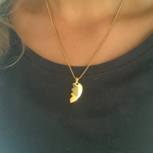 Halsband med hjärta  - Guldigt halsband med ett halvt hjärta. 