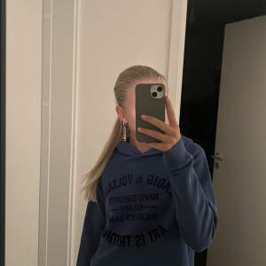 Säljer en snygg lila/blå hoodie från Zadig & Voltaire. Den har en cool text på framsidan med 'Art is Truth' och 'Rive Droite'. Hoodien är i bra skick och perfekt för höst och vinter. Den är gjord av mjuk bomull och har en normal passform. fick i julklapp förra året så fortfarande ganska ny!