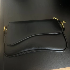 Väska  - Finns axelrem oanvänd 