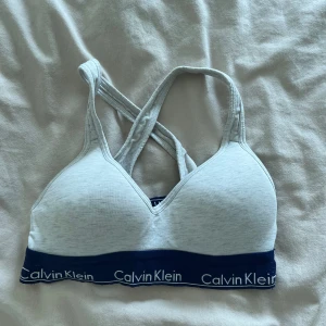 Calvin klein topp/bh - Köpte den och den var för liten så har andvänd den 3 gånger. I storlek S. Köpte för 500 kr.