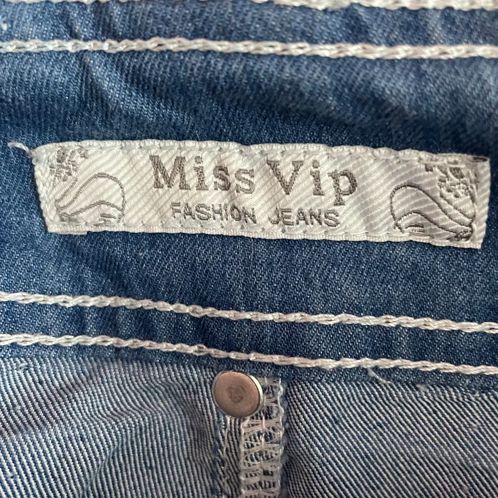 Säljer en snygg vintage jeanskjol från Miss Vip i storlek 40. Kjolen är i klassisk blå denim med två knappar och dragkedja fram. Den har också praktiska fickor både fram och bak. Perfekt för en avslappnad vardagslook eller en somrig utflykt! 💙. Kjolar.