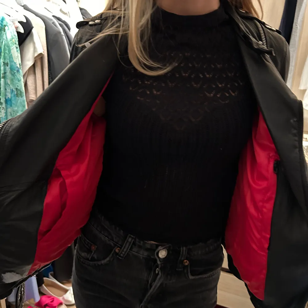 Äkta Leather Jacket från Jofama i storlek 36. Passar även 32 och 34. Det är i väldigt fint skick och knappt använd. Nypris 2999 🎀. Jackor.