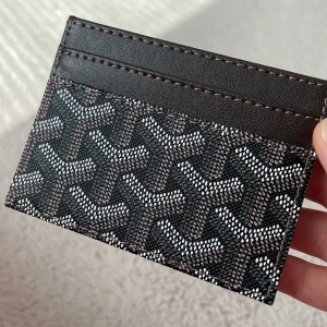 Goyard plånbok - Säljer en Goyard inspirerad korthållare. Brun i färgen, helt ny och oanvänd. Har totalt 5 fickor fram och bak. Skriv vid frågor. Frakt tillkommer. 