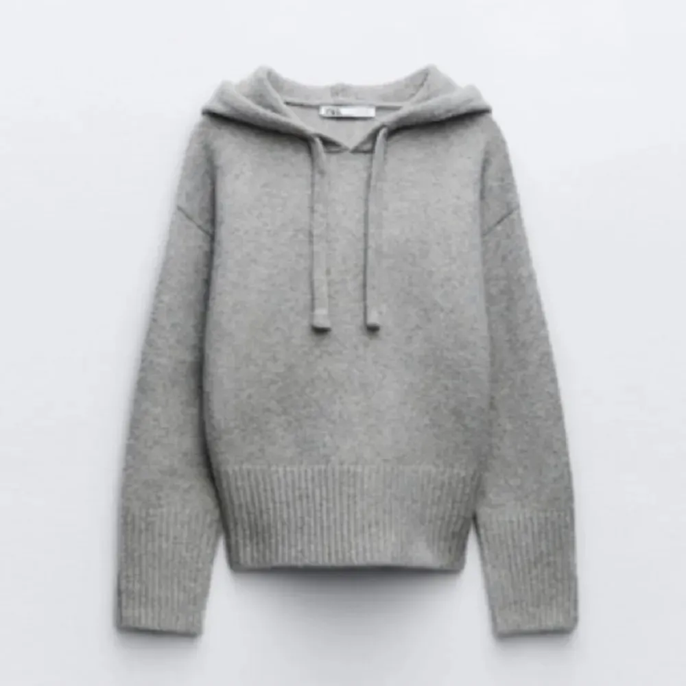 Intressekoll på min grå stickade zara hoodie. Köpe i december men har inte kommit till användning. Skriv innan ni köper!!!!. Stickat.