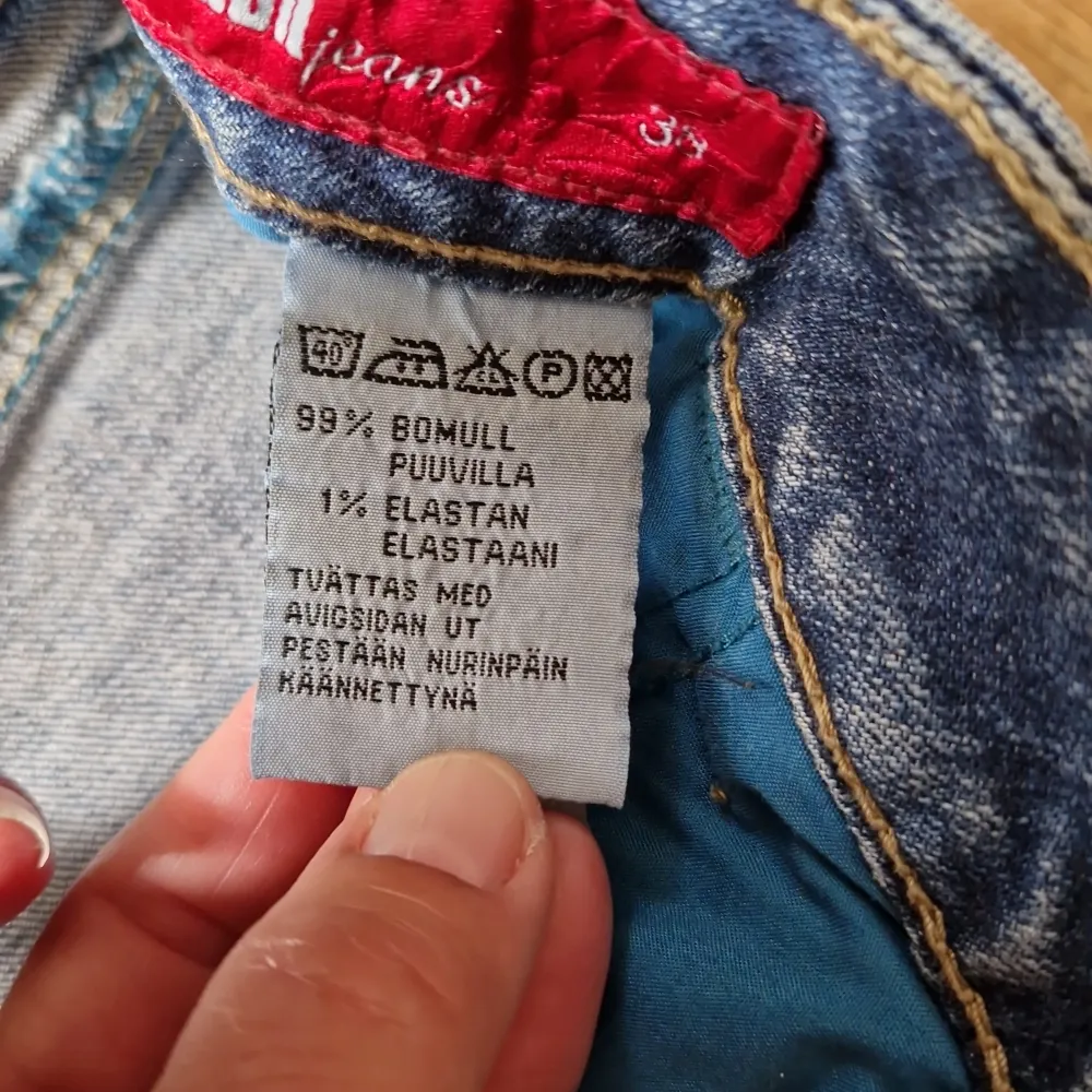 Säljer en snygg jeanskjol från Flash i klassisk blå denim. Kjolen har en normal passform med praktiska fickor fram och bak. Den är tillverkad i 99% bomull och 1% elastan, vilket ger en skön stretch. Perfekt för både vardag och fest!. Kjolar.