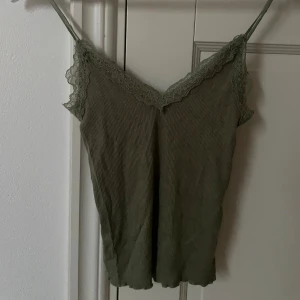 Grön spetstopp - Nyskick och finns bilder med den på, så skriv isåfall. Säljer även den svarta på bild två men detta är annonsen för det gröna. Skriv vid frågor osv!💓