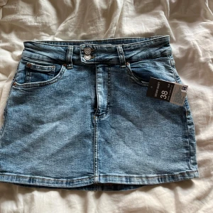 jeanskjol  - jätte fin jeanskjol 💓storlek 38 men skulle säga att den är mer som 36