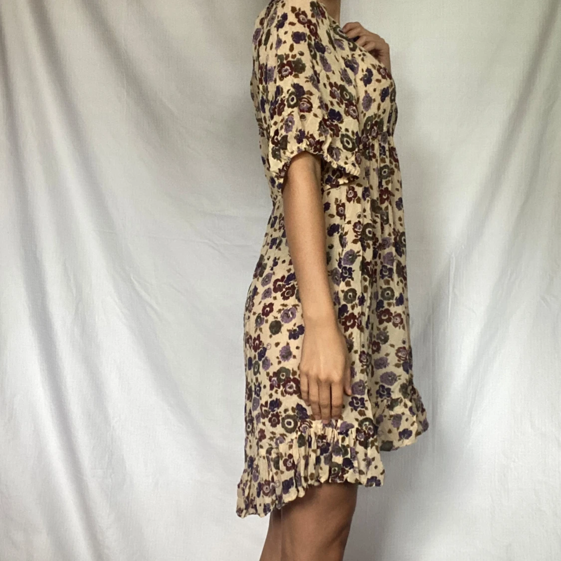 Blommig kortklänning med volangdetaljer - 92