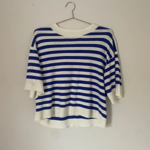 Blårandig tröja - Super fin och jättebra nu till slutet av sommaren och i nyskick! Köpt i Frankrike men använd väldigt sällan vilket är varför jag säljer💕nypris 550 ock pris kan såklart diskuteras💕💕