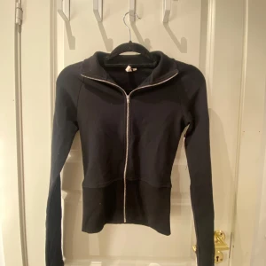 Nelly tröja - Zip tröja från Nelly med prislappen kvar