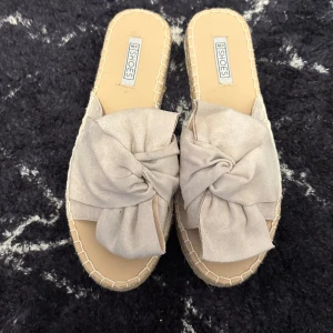 Beige tofflor stl 37 - Beiga tofflor nya stl 37