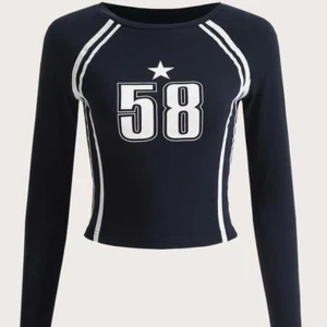 Svart långärmad topp med nummer 58 - Säljer en cool svart långärmad topp med trycket '58' och en stjärna på bröstet. Den har vita ränder längs ärmarna och sidorna som ger en sportig look. Perfekt för en avslappnad stil eller en dag på stan!