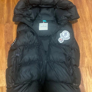 Moncler Vest  - Helt ny använd 2-3 gånger, skönt och använda på sommaren och vinter.