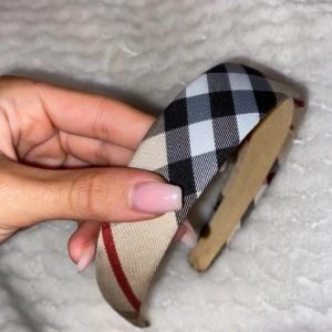 Burberry diadem  - I super bra skick 