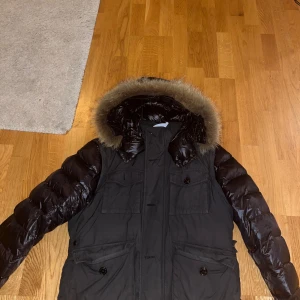 MONCLER JACKA ÄKTA - Strl M Bra skick dock Kalle ankan håller på att trilla av
