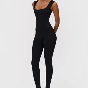 Svart ärmlös jumpsuit från Bossy - NY med prislapp! Säljer en superstylish svart jumpsuit från Bodssy. Den är ärmlös och har en tight passform som verkligen framhäver figuren. Perfekt för en utekväll eller en cool vardagslook. Materialet känns mjukt och stretchigt, vilket gör den bekväm att bära hela dagen. Den har en dragkedja i ryggen för enkel på- och avtagning. Ett måste i garderoben för alla fashionistas! 🖤