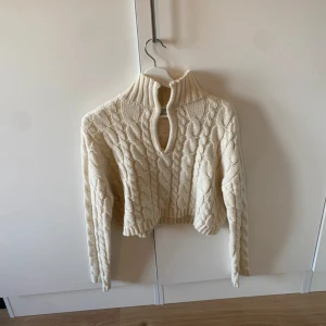 Stickad tröja - Jättefin stickad tröja från NA-KD. Den är bra skick och säljs på grund av att den är för liten på mig😊