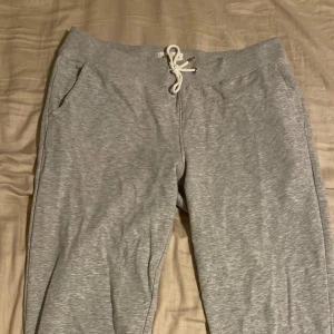 Grå mjukisbyxor från Pier One - Grå mjukisbyxor från Pier One. Sitter som M. Tveka inte att höra av dig om du har frågor eller vill ha fler bilder!
