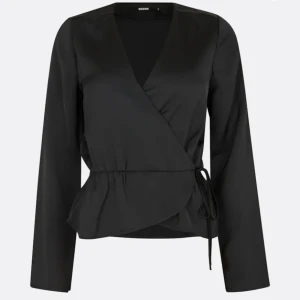 Svart blus - Svart blus från Bikbok i satin. Helt ny med prislappen kvar. Nypris: 399 kr