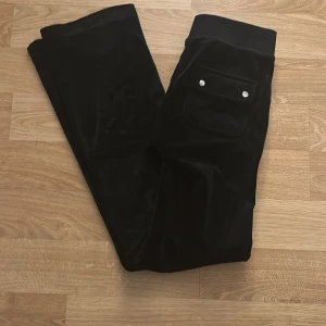 Svarta juicy couture byxor - Bra skick, men fläckar på knäna.