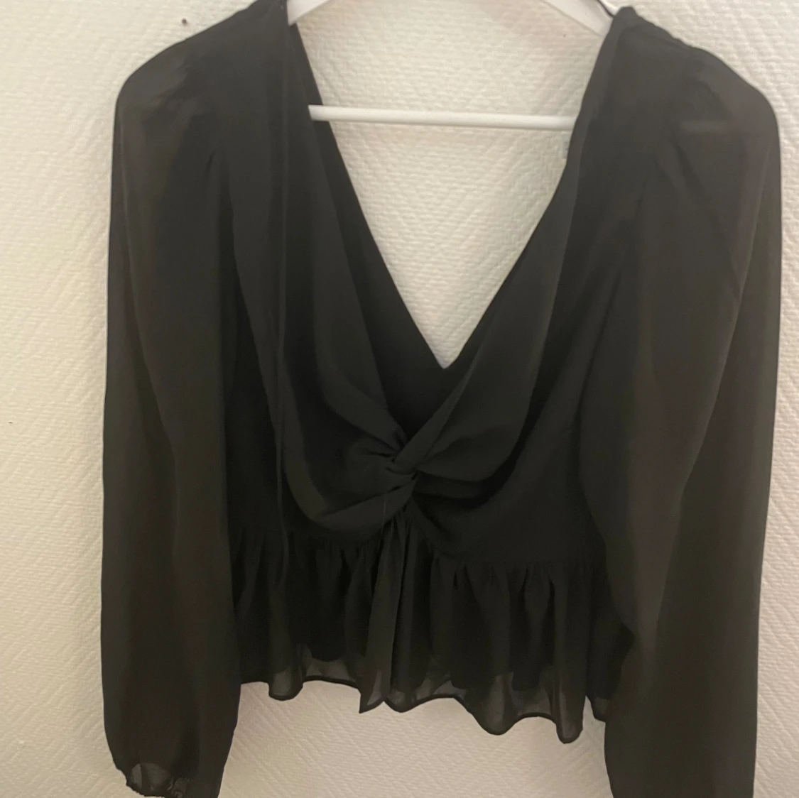 Svart vringad topp  - 91