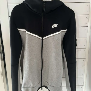 Nike tracksuit M/S - Säljer nu denna tracksuit storlek S på tröjan o M på byxorna då det har blivit för stort, tröjan är lite nopprig vid bröstet, o byxorna har två små defekter längst ner på benen, kontakta mig gärna vid frågor och funderingar😊, PRIS INTE HUGGET I STEN