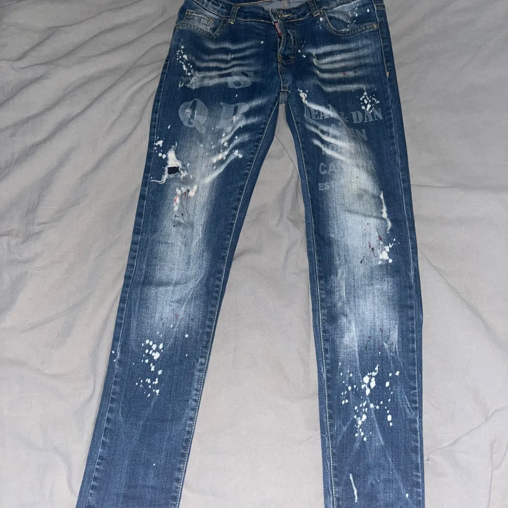 Dsquared2 jeans som blivit för små, inga skador på byxorna (Hålen är design). passar folk som är runt 160cm. Jeans & Byxor.