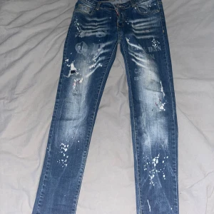 Dsquared2 jeans jr - Dsquared2 jeans som blivit för små, inga skador på byxorna (Hålen är design). passar folk som är runt 160cm