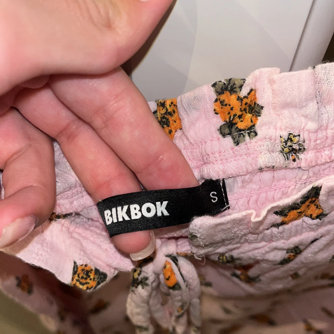 Rosa blommig klänning från BikBok - 90
