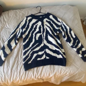 Zebra mönstrad stickad tröja - Säljer vidare denna då den tyvärr var för stor för mig, liten defekt som syns på sina bilden men den märks knappt💗