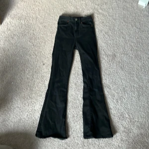 Bootcut jeans  - Säljer dessa high waist bootcut jeans i storlek xs från bikbok för 50kr. Bra skick men det finns ett litet hål i den men det syns inte på.