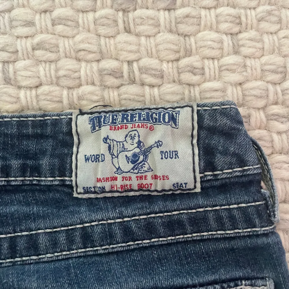 Säljer mina fina true religion jeans. Dem är inte använda mycket och är i storlek 24! Skriv vid funderingar eller frågor!❤️🥰. Jeans & Byxor.