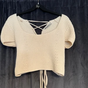 Stickad topp Chiquelle - Jättesöt topp med knytning i ryggen💓