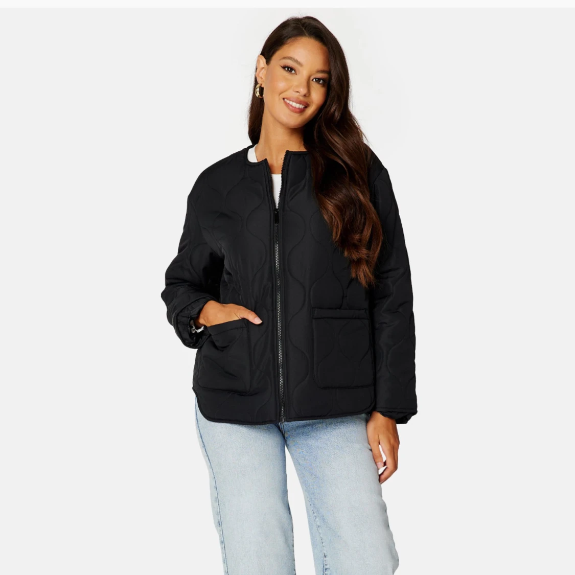 Svart quiltad bomberjacka