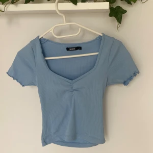 Söt ljusblåtopp - Supersöt ljusblå topp ifrån BikBok. Verkligen älskar detaljerna på denna toppen, då den är ribbad, har en superfin sömm vid bysten och volangärmar. Tyvärr har den inte riktigt kommit till användning🫶🏼Vid intresse? Kontakta mig jättegärna💗