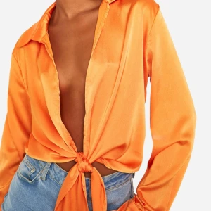 Satin skjorta - Helt ny med prislapp