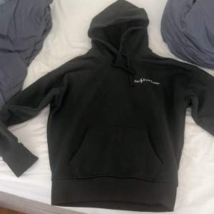 En hyfsat ny hoodie från Ralph Lauren, hoodien är knappt använd och bara hängt i garderoben så därför säljs den. Nypriset va 2000kr och jag säljer den för 500kr Passar dig mellan 168-176