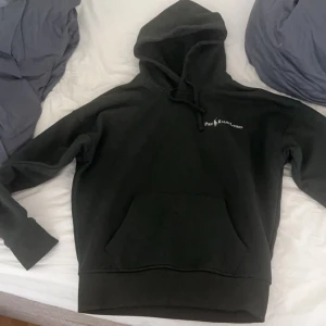 Ralph lauren hoodie - En hyfsat ny hoodie från Ralph Lauren, hoodien är knappt använd och bara hängt i garderoben så därför säljs den. Nypriset va 2000kr och jag säljer den för 500kr Passar dig mellan 168-176