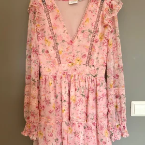 Super söt rosa blom klänning - Vila-Viroman New V-Neck klänning. Stl: 36/S Inköpspris: 579kr Nyskick, använd endast 1 gång. 